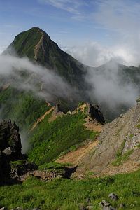 茅野市・南牧村　二十三夜峰の先の下り　赤岳と縦走路7/31