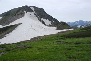 白馬岳頂上宿舎の上　旭岳と雪田7/22