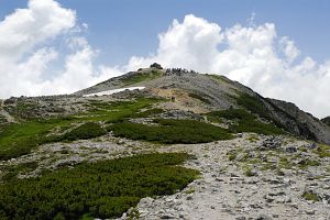 別山北峰より 別山北峰（山頂）から見た別山南峰と登山者たち8/4