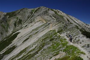 別山登りより 別山から降りてきた登山者8/4