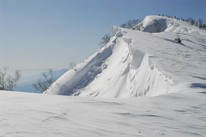 白馬村　遠見尾根　雪庇と奥が小遠見山2/3