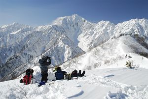 白馬村　遠見尾根　登山者と鹿島槍ヶ岳2/3