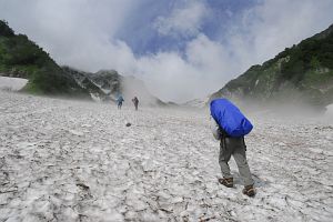 大雪渓途中　単独の縦走屋さん7/22