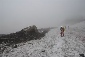 大雪渓途中　崩落直後の土石と登山者7/22-2