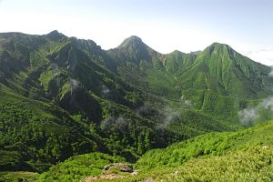 茅野市　硫黄岳山頂直前　左が横岳、中央が赤岳、右が阿弥陀岳7/30