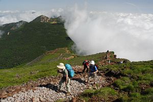 硫黄岳山頂　北側からの登山者と後方は天狗岳7/30