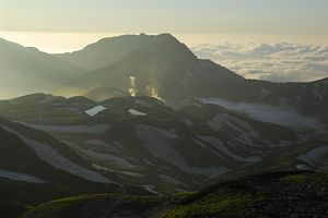 富山県立山町　一ノ越への登りより　夕暮れ。左がミクリガ池、中央がミドリガ池、右下が雷鳥沢、後方が奥大日岳8/3