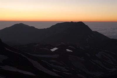 富山県立山町　一ノ越への登りより　夕暮れ。ミクリガ池とミドリガ池、後方中央が奥大日岳、後方左が大日岳8/3