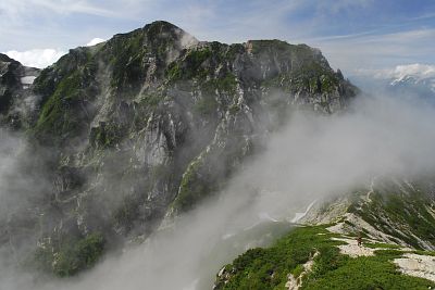 不帰嶮二峰の南峰より　振り返って見た不帰嶮三峰とその背後の唐松岳8/20