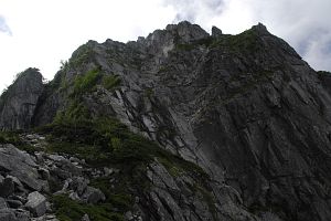 二峰北峰からの下り　振り返って見上げた二峰の北峰8/20