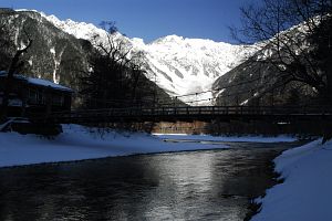 上高地　河童橋周辺　河童橋と穂高連峰1/22