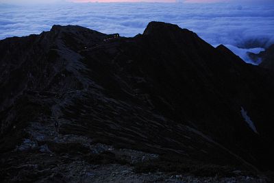 唐松岳山頂より　唐松山荘の灯りと雲海8/20