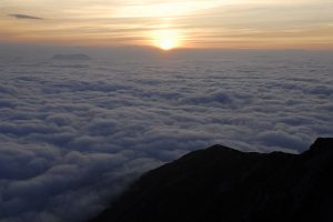 唐松岳山頂より　御来光と雲海8/20-2