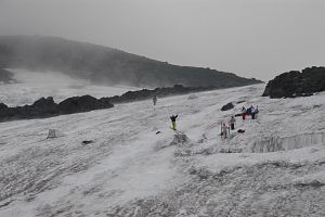 松本市  肩ノ小屋バス停周辺  大雪渓とスキーヤー8/6