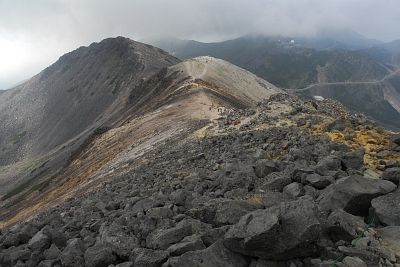 高山市  剣ヶ峰山頂より 左手後方・朝日岳、手前・蚕玉岳8/6 