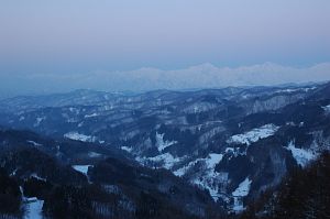 鬼無里の山里と北アルプス　　長野市　鬼無里　大望峠より3/4