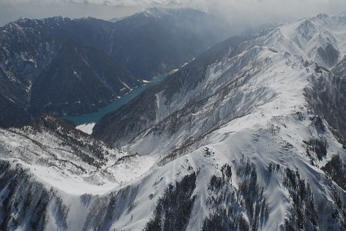 南沢岳北西上空より　右手前の南沢岳と高瀬ダム2/20