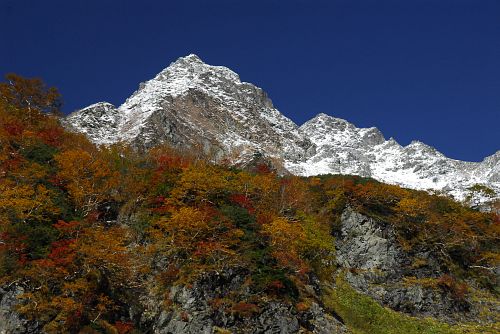 紅葉と新雪の北穂高岳　10/9