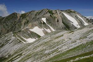 真砂岳近くより　これから登る別山8/4