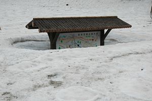 残雪の案内板