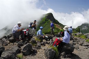 茅野市　奥の院直前　休憩中の登山者と後方は横岳7/30