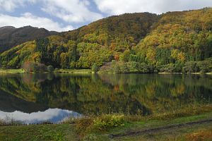 大町市　中綱湖畔　水鏡10/30-2