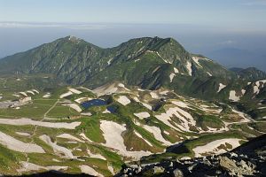 富山県立山町　雄山への登りより　室堂平と後方右・奥大日岳、後方左・大日岳8/4