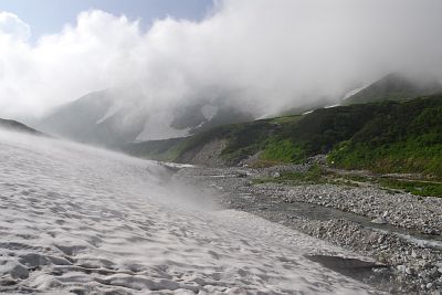 富山県立山町　雷鳥沢にて　称名川と残雪8/3