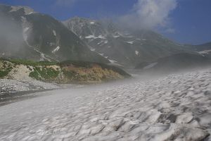 富山県立山町　雷鳥沢にて　残雪と立山8/3