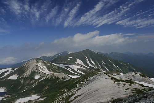 朝日町　白馬岳北面　左・鉢ヶ岳、中央・雪倉岳7/23