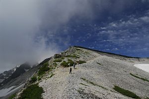 糸魚川市　三国境～小蓮華山　すれ違った登山者たちと雲に隠れた白馬岳7/23