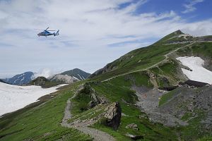 白馬岳頂上宿舎の上　長野県警察航空隊のヘリ7/22-1