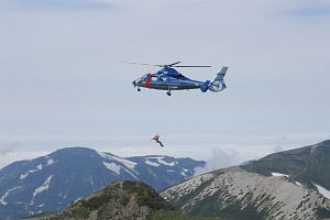 白馬岳頂上宿舎の上　長野県警察航空隊のヘリ7/22-2