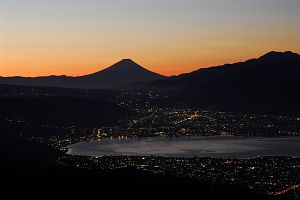 塩尻市　高ボッチ高原　早朝の諏訪湖と富士山11/13-2