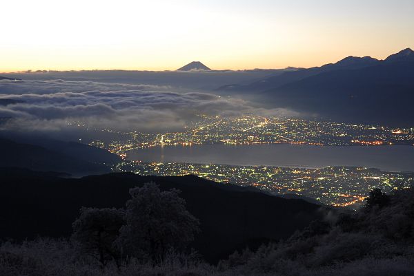 高ボッチ高原より　早朝の諏訪湖と富士山、右手が南アルプス、手前は霧氷に包まれた草木12/11-1