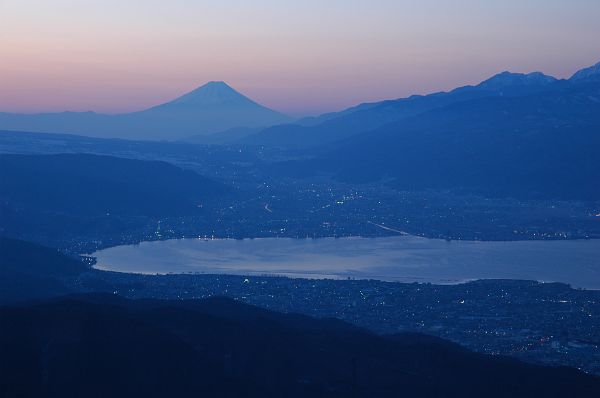 諏訪の街と富士山