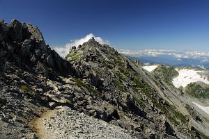 富山県立山町　立山縦走路より　振り返って見た雄山8/4