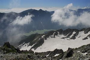 富山県立山町　立山縦走路より　眼下の黒部湖、その背後は針ノ木岳8/4