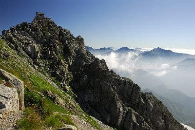 富山県立山町　立山雄山山頂より　山頂の雄山神社、後方右から鹿島槍ヶ岳、五竜岳8/4