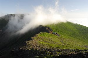 茅野市・南牧村　横岳への途中　振り返って見た硫黄岳と硫黄山荘7/31