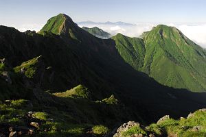 茅野市・南牧村　横岳への途中　左が赤岳、右が阿弥陀岳、中央はるかに南アルプス7/31