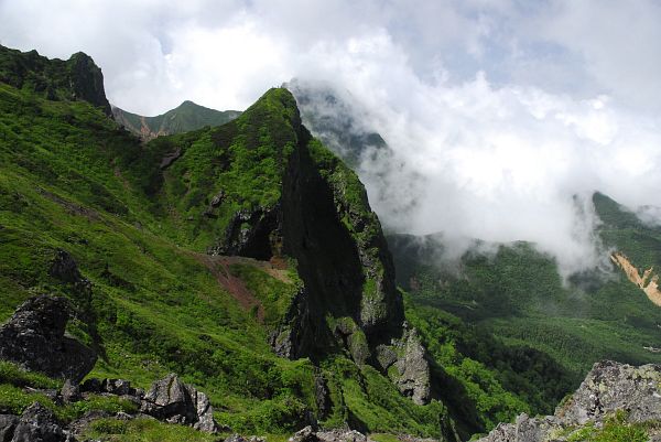 茅野市　横岳への道　大同心と穂先の登山者7/30-1