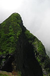 茅野市　横岳への道　大同心と穂先の登山者7/30-2