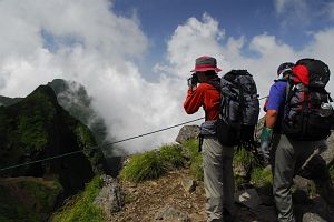 茅野市　横岳への道　撮影中の登山者7/30