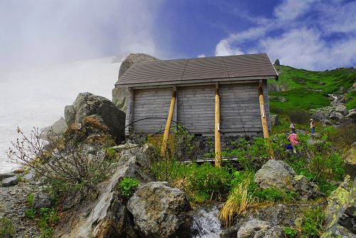 小雪渓の先の避難小屋