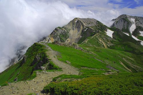 白馬岳山頂宿舎周辺より縦走路と杓子岳・右後方は鑓ヶ岳